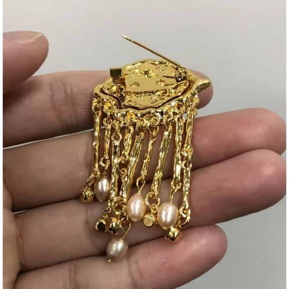 NWOT Surrealist Gold Tone Dangle Brooch Pin - Picture 5 of 6